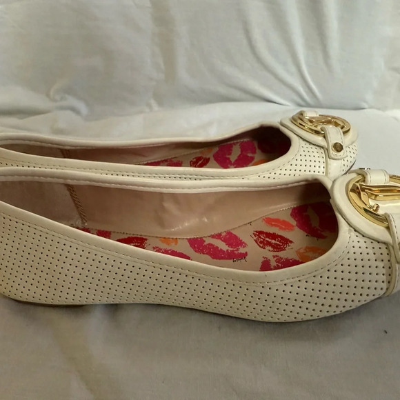 Juicy Couture Beige Flats with Gold Detailing - Picture 10 of 10